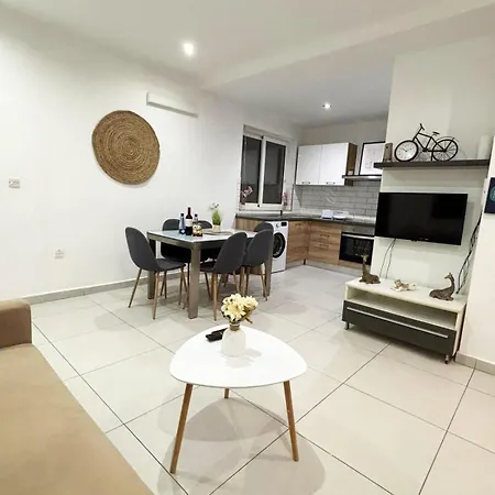 Large Paceville 3 *